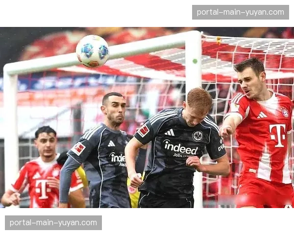 拜仁对阵法兰克福比赛进行中：主队上半场建立三球领先优势，下半场防线松懈被连追两球