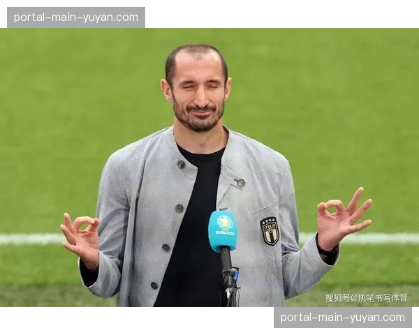 特写镜头：职业生涯最后一季，基耶利尼在训练后加练指导年轻后卫