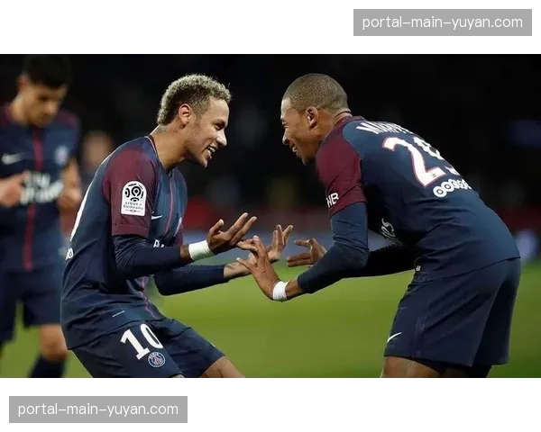 更衣室故事:迪洛伦佐向年轻边卫传授45度传中脚法心得