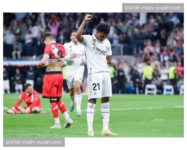 《马卡报》战术板预测:为应对皇马快速边锋,巴列卡诺可能祭出深度防守的三中卫体系